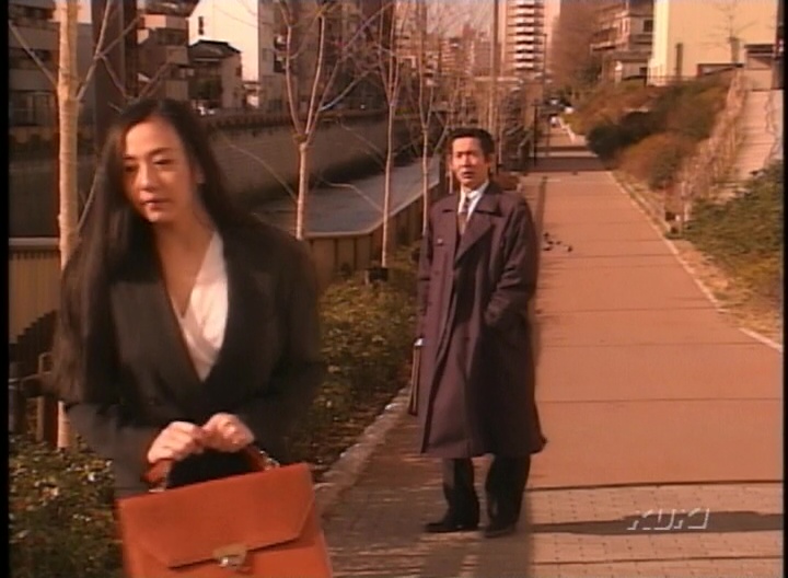 女教師は同僚の速水先生の誘いを断り足ばやに帰宅する